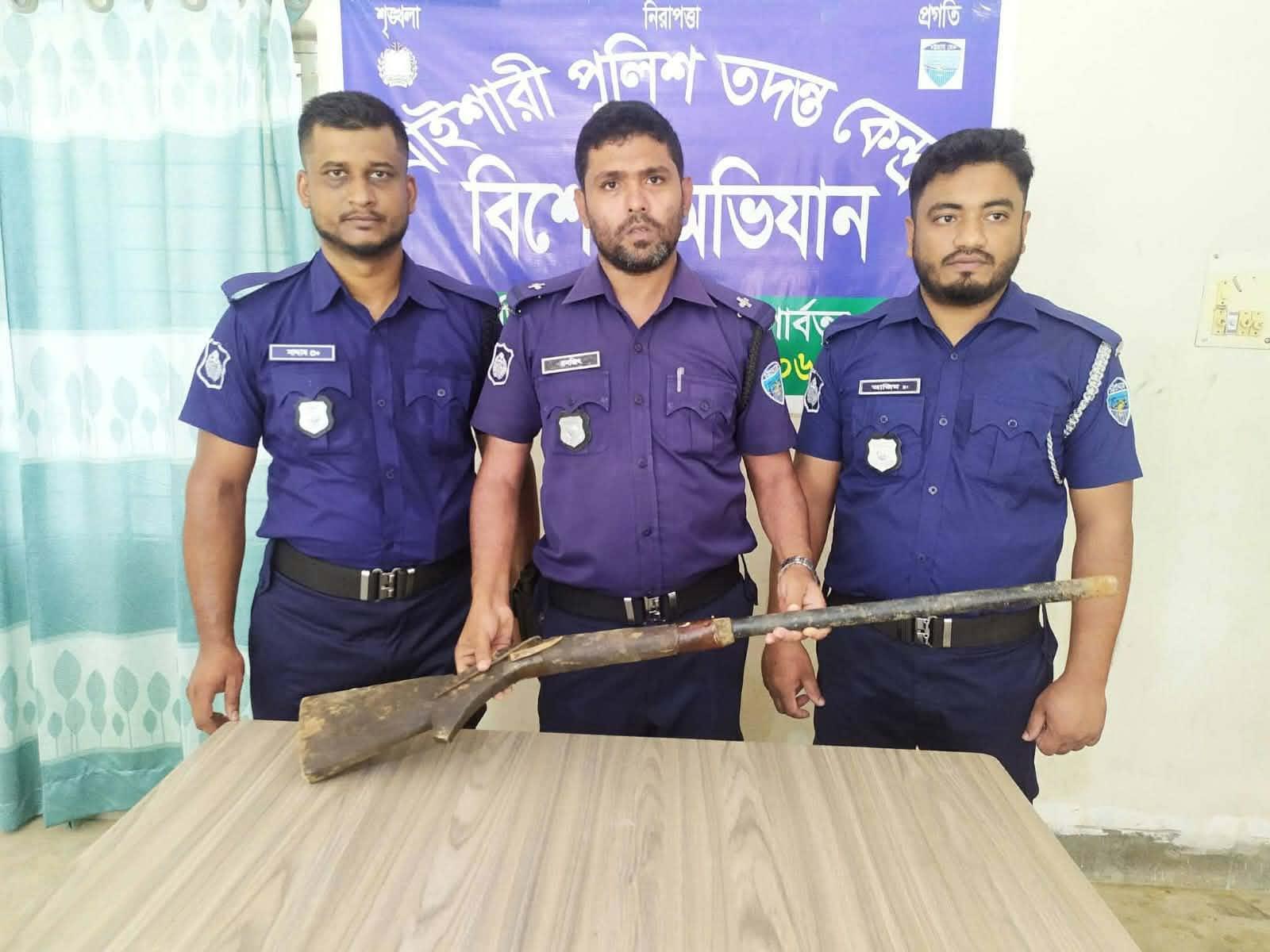 নাইক্ষ্যংছড়ির বাইশারীতে পুলিশের বিশেষ অভিযানে একনলা বন্দুক উ...
