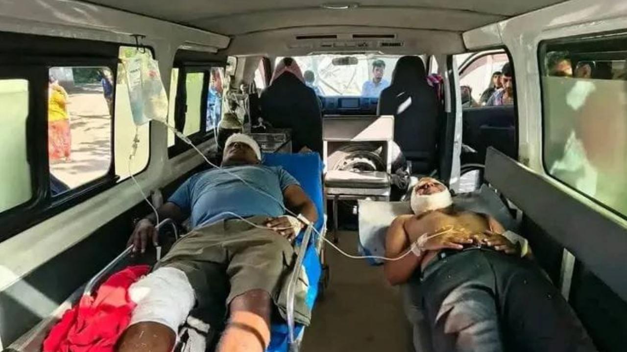 কেওক্রাডং পাহাড়ে চাঁদের গাড়ি উল্টে ১১ পর্যটক আহত