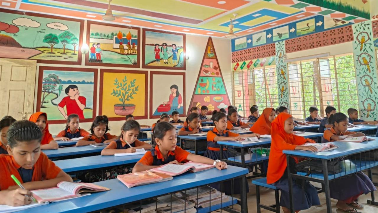 বান্দরবানে প্রাথমিক শিক্ষা ব্যবস্থায় ভয়াবহ সংকট, পদ শূণ্য ২৩৭টি, ধুকে ধুকে চলছে পাঠদান