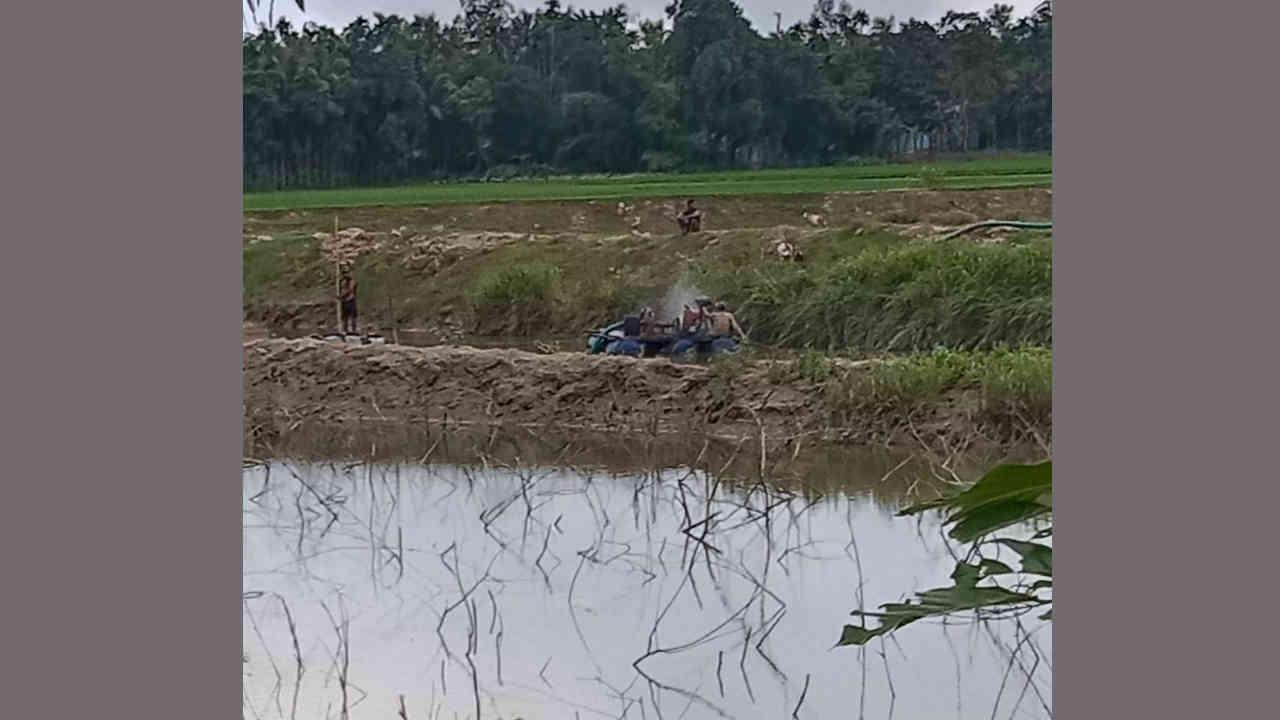 ঈদগাঁওতে ছুরাম্মামুরা খালে অবৈধভাবে বালু উত্তোলন, নিরব প্রশাসন