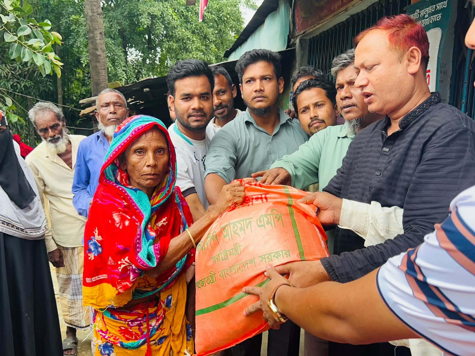 চকরিয়ায় স্বরাষ্ট্রমন্ত্রী সালাহউদ্দিন আহমেদ এর পক্ষ থেকে ত্রাণ বিতরণ